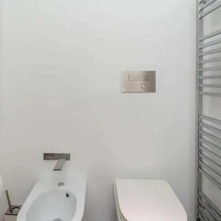 Con 2 Da Letto Vicino Al Duomo, شقة ميلان