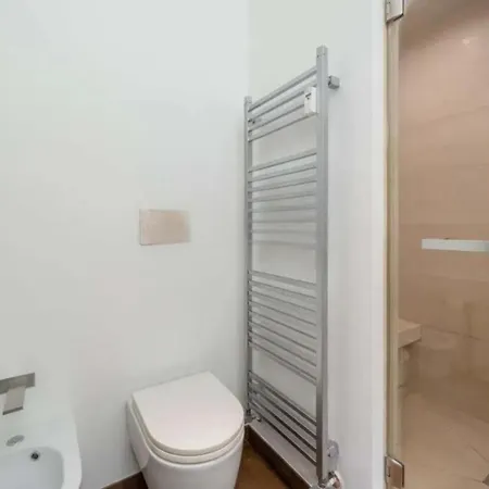 Con 2 Da Letto Vicino Al Duomo, شقة ميلان
