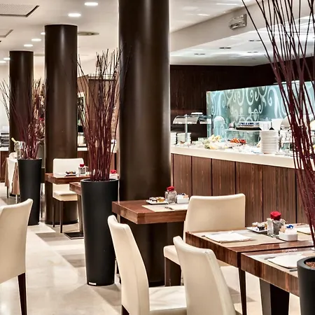 Отель Crowne Plaza By Ihg 4*