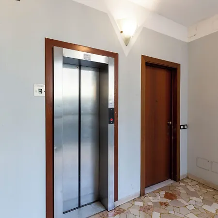 Trendy Corner - Fashion District Apartment *