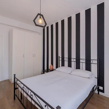 Nolo Black White & Coral * Milan