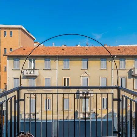 Appartement Nolo Black White & Coral