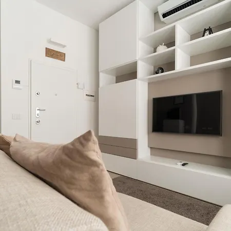 Guesthost - Cozy Flat In Darsena Close To Navigli Milan