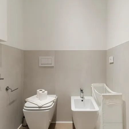 Guesthost - Cozy Flat In Darsena Close To Navigli Milan