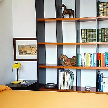 Comfortable Flat 15 Minutes Walk From Duomo Apartment