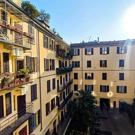 Comfortable Flat 15 Minutes Walk From Duomo Apartment