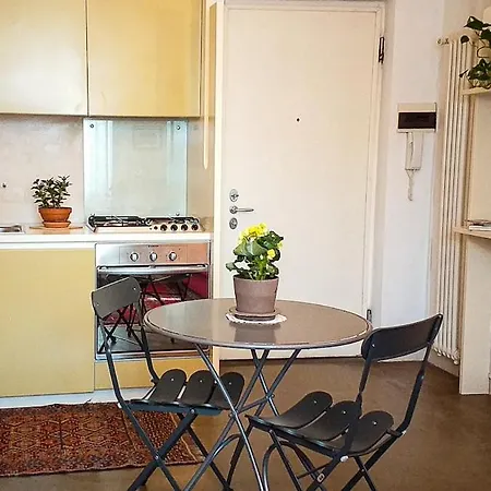 Comfortable Flat 15 Minutes Walk From Duomo Apartment