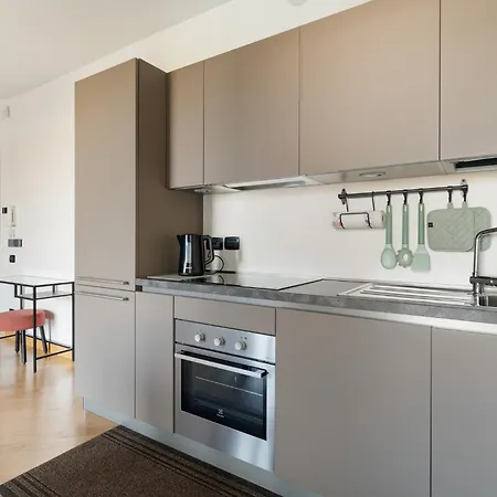Guesthost - Traiano Comfy And Bright Apartament