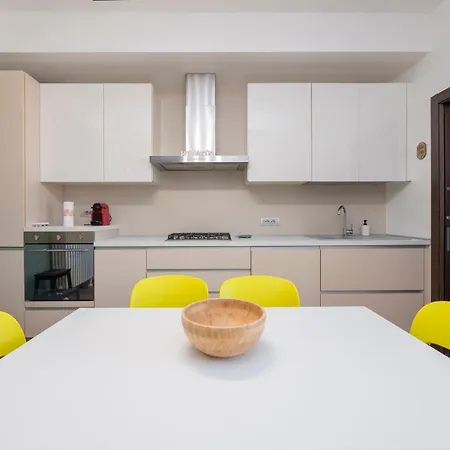 I-host - Bright 2-bedroom, Balcony, Sleeps 6