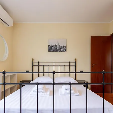 Apartament Navigli For 7 - Metro 100m - I-host *