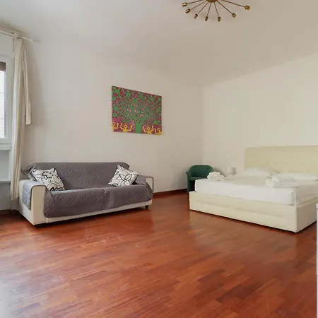 Guesthost - Spacious X8 Near San Babila * Mediolan