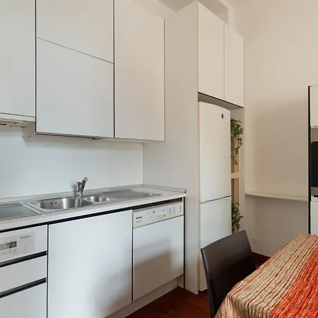 Guesthost - Spacious X8 Near San Babila Apartament