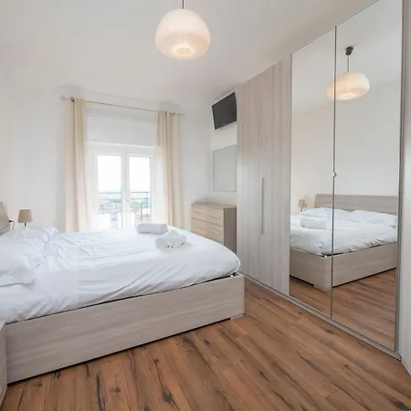 I-host - Bright 2-bedroom, Balcony, Sleeps 6 *