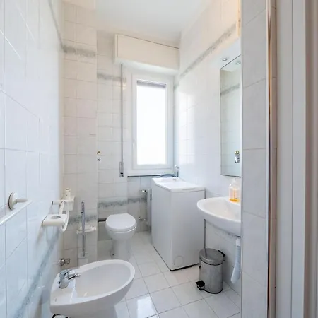 San Babila 10 Minuti - Metro Blu - 4 Ospiti Apartament