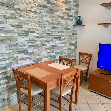 Contemporary Two-room On The Line *