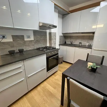 Apartament The Smart Apartment, Free Parking, Easy For San Siro Stadium And Rho Fiera Milano, Bisceglie M1 Red Subway
