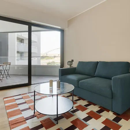 Guesthost - Traiano Comfy And Bright Apartament Mediolan