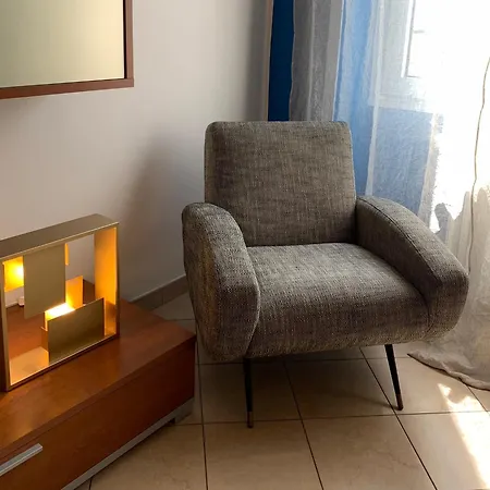 Contemporary Two-room On The Line *