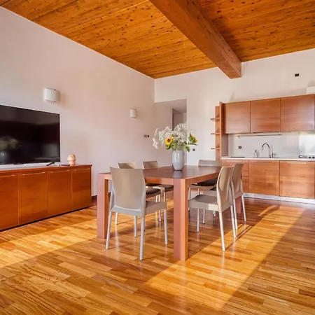 The Charm Of Old - Historic Palazzo With Duomo View Apartament *