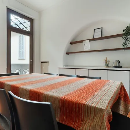 Guesthost - Spacious X8 Near San Babila Apartament