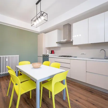 Apartament I-host - Bright 2-bedroom, Balcony, Sleeps 6 *