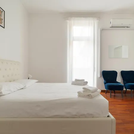 Guesthost - Spacious X8 Near San Babila Apartament *