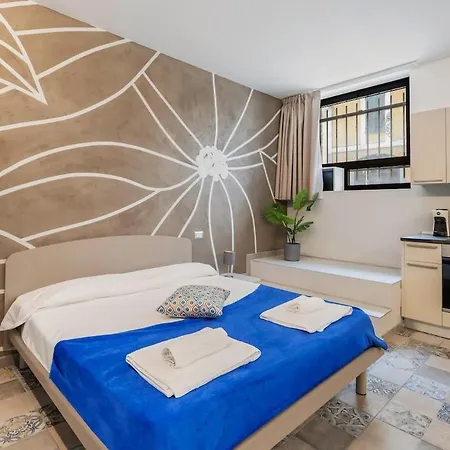Montenapoleone - Navigli, Corso Ticinese Mediolan