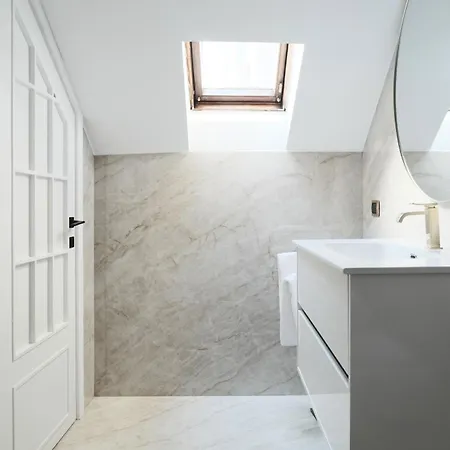 Chic Duplex In Center Fashion District Apartment *