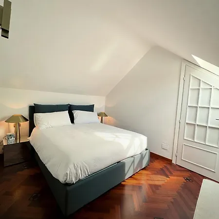 Chic Duplex In Center Fashion District Apartment