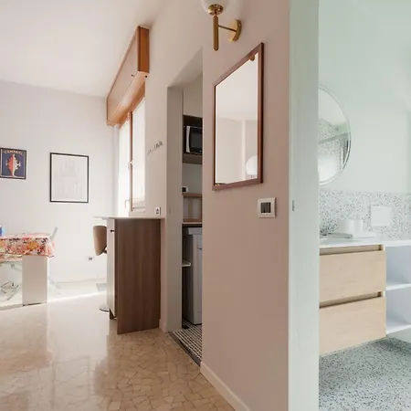 Guesthost - Comfy And Bright In Apartament *
