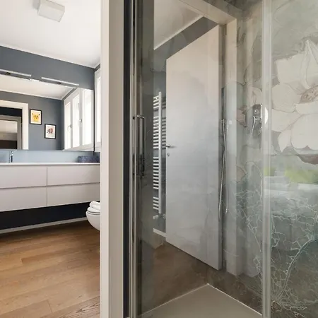 Guesthost - Skyview Attic Appartement *