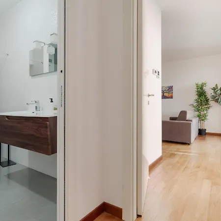 Guesthost - Bright With Balcony Near Mm3 Appartement