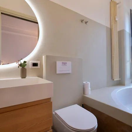 Apartament Classic Milanese With Balcony & Views