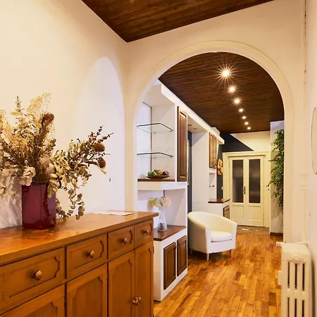 Elegant Historic In Citta Studi Apartament