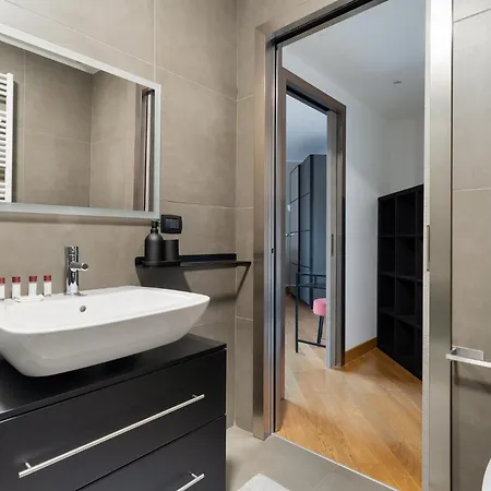 Guesthost - Traiano Comfy And Bright Apartament *