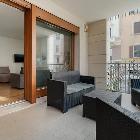 Guesthost - Bright With Balcony Near Mm3 Appartement