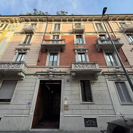 Classic Milanese With Balcony & Views Apartament Mediolan