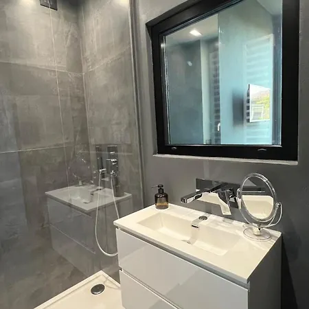 The Grey House - Stylish 2bd In Apartament *