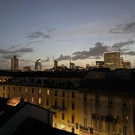 Classic Milanese With Balcony & Views Mediolan