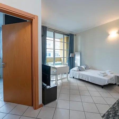 Bright One-bedroom With Balcony - Ripamonti Mediolan