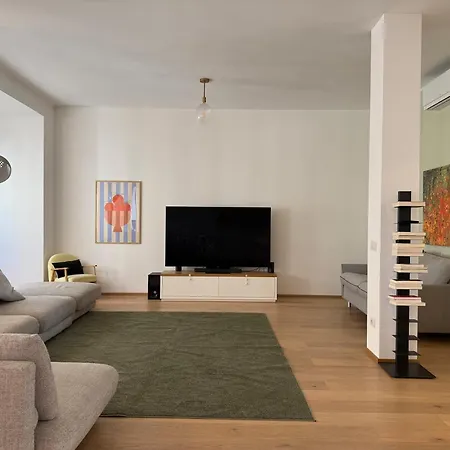Elizabeth Pentahouse, Charmy In Apartament