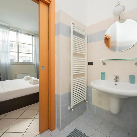 Bright One-bedroom With Balcony - Ripamonti Apartament Mediolan