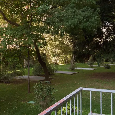 Apartament Porta Romana Garden Retreat - 3 Bedrooms & 2 Bathrooms