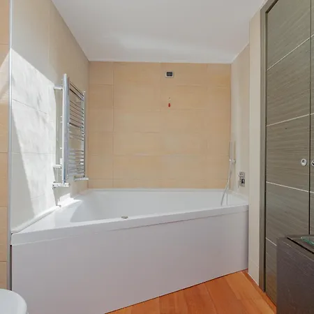 Apartament Spacious 180 Luxury With 3 Bedrooms, 3 Baths & Jacuzzi Bocconi Campus Mediolan