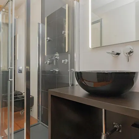 Spacious 180 Luxury With 3 Bedrooms, 3 Baths & Jacuzzi Bocconi Campus * Mediolan