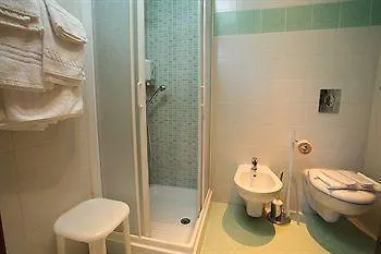 Hotel Av 2*