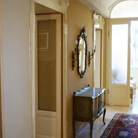 Classic Style Apartment *