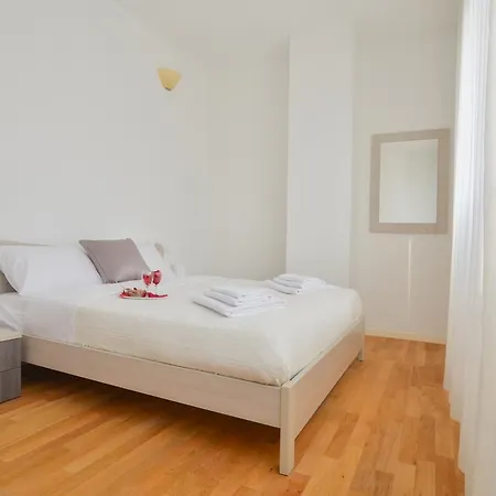 Palazzo Farini Halldis Apartment *