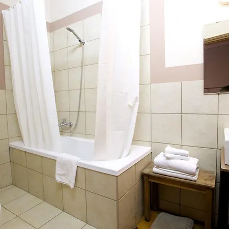 ベッド + アート セントラーレ 3*