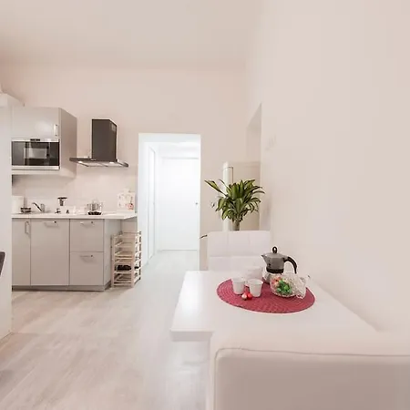 Guesthost - Porta Garibaldi White Flats